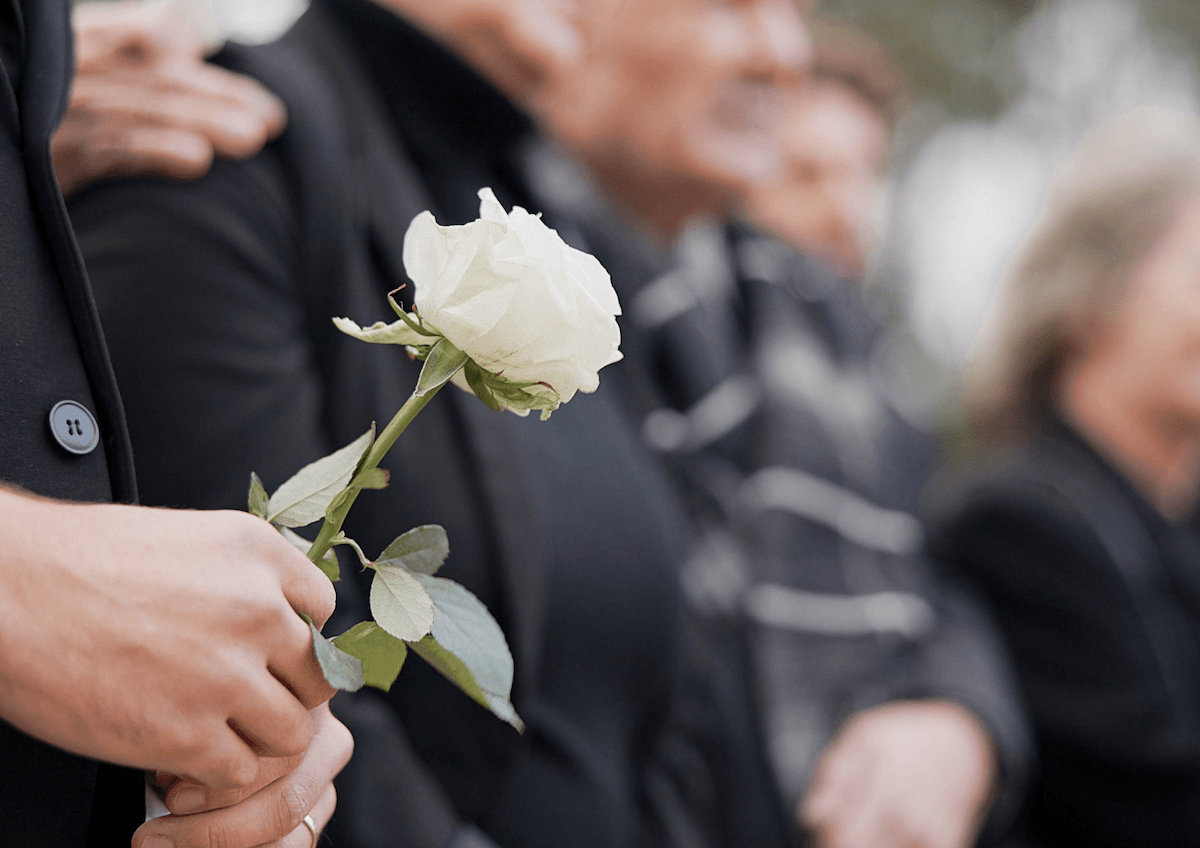 Czy zakład pogrzebowy zapewnia nekrologi lub inne formy zawiadomień?